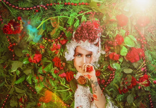 Retrato de mulher conto de fadas rodeado de plantas naturais e rosas. Imagem de arte em estilização fantasia brilhante . — Fotografia de Stock