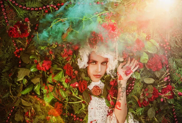 Retrato de mulher conto de fadas rodeado de plantas naturais e rosas. Imagem de arte em estilização fantasia brilhante . — Fotografia de Stock