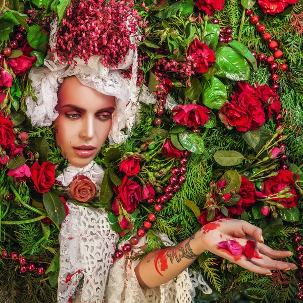 Eventyrportrett av en kvinne omgitt av naturlige planter og roser. Kunstbilde i lystig fantasi stilisering . – stockfoto