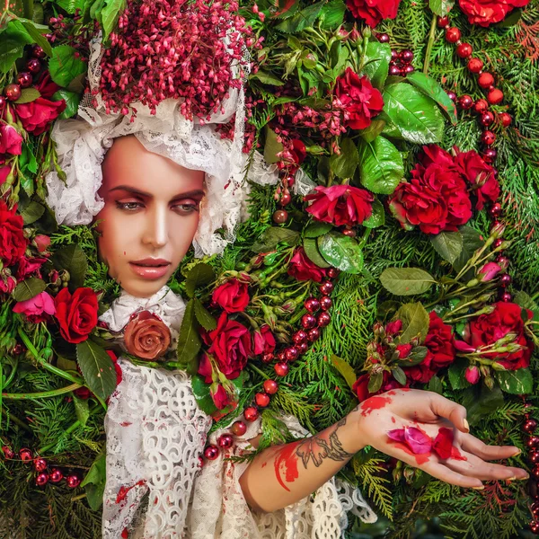 Retrato de mulher conto de fadas rodeado de plantas naturais e rosas. Imagem de arte em estilização fantasia brilhante . — Fotografia de Stock