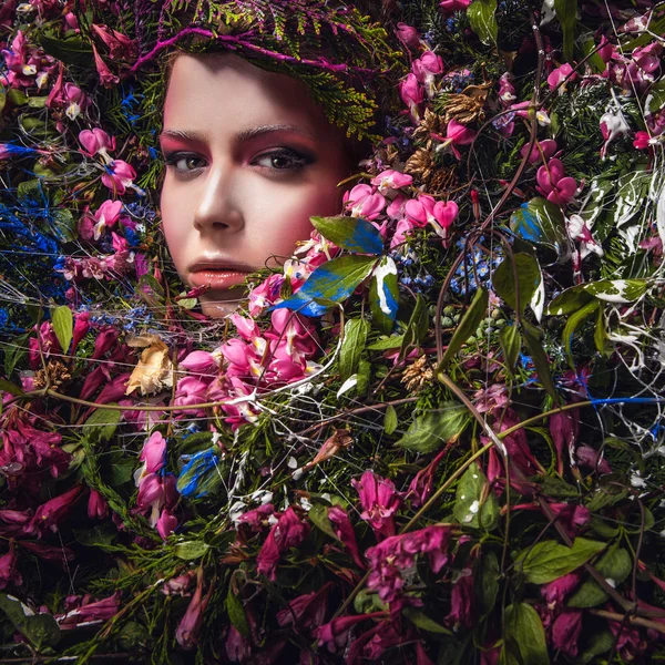 Retrato de menina conto de fadas rodeado de plantas naturais e flores. Imagem de arte em estilização fantasia brilhante . — Fotografia de Stock