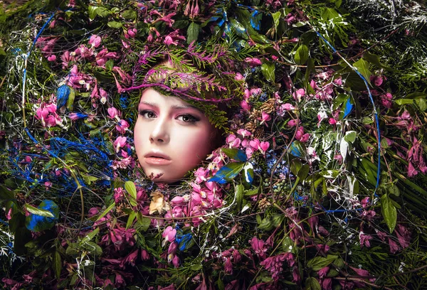 Sprookje meisje portret omgeven met natuurlijke planten en bloemen. Art afbeelding in heldere fantasie stilering. — Stockfoto