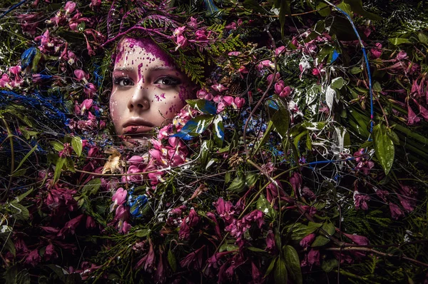 Sprookje meisje portret omgeven met natuurlijke planten en bloemen. Art afbeelding in heldere fantasie stilering. — Stockfoto