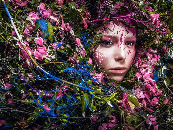 Sprookje meisje portret omgeven met natuurlijke planten en bloemen. Art afbeelding in heldere fantasie stilering. — Stockfoto