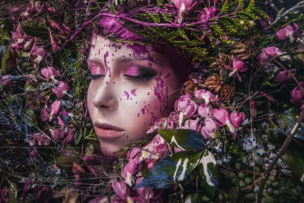 Sprookje meisje portret omgeven met natuurlijke planten en bloemen. Art afbeelding in heldere fantasie stilering. — Stockfoto