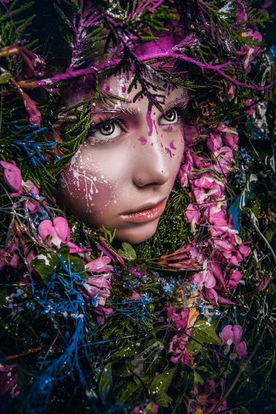 Ritratto di ragazza fiaba circondato da piante e fiori naturali. Immagine d'arte in brillante stilizzazione fantasia . — Foto Stock