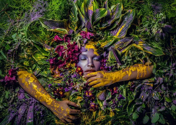 Ritratto di ragazza fiaba circondato da piante e fiori naturali. Immagine d'arte in brillante stilizzazione fantasia . — Foto Stock