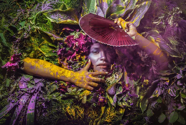 Sprookje meisje portret omgeven met natuurlijke planten en bloemen. Art afbeelding in heldere fantasie stilering. — Stockfoto