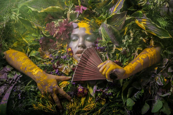 Sprookje meisje portret omgeven met natuurlijke planten en bloemen. Art afbeelding in heldere fantasie stilering. — Stockfoto