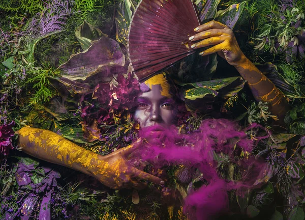 Retrato de menina conto de fadas rodeado de plantas naturais e flores. Imagem de arte em estilização fantasia brilhante . — Fotografia de Stock