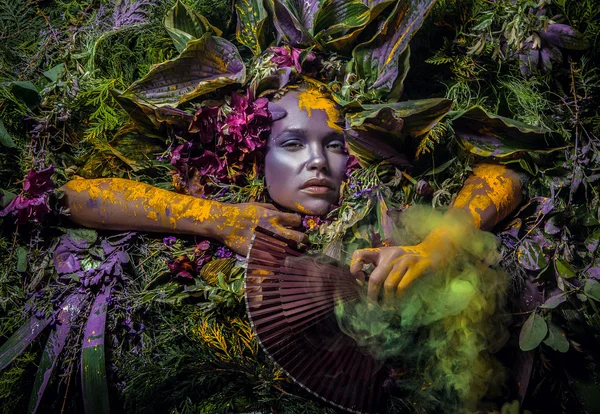 Retrato de menina conto de fadas rodeado de plantas naturais e flores. Imagem de arte em estilização fantasia brilhante . — Fotografia de Stock