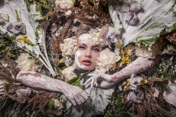 Sprookje meisje portret omgeven met natuurlijke planten en bloemen. Art afbeelding in heldere fantasie stilering. — Stockfoto