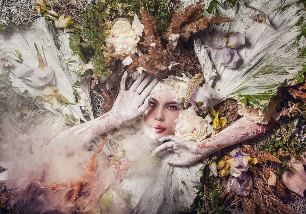 Sprookje meisje portret omgeven met natuurlijke planten en bloemen. Art afbeelding in heldere fantasie stilering. — Stockfoto