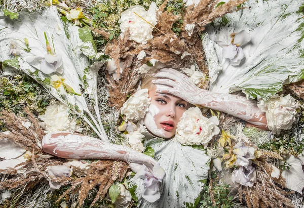 Sprookje meisje portret omgeven met natuurlijke planten en bloemen. Art afbeelding in heldere fantasie stilering. — Stockfoto