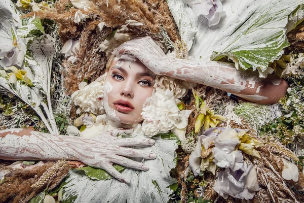 Sprookje meisje portret omgeven met natuurlijke planten en bloemen. Art afbeelding in heldere fantasie stilering. — Stockfoto