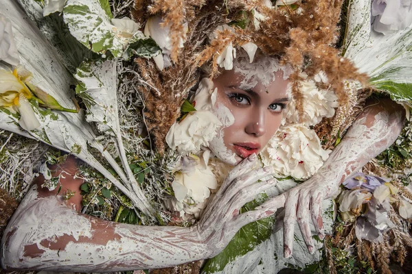 Sprookje meisje portret omgeven met natuurlijke planten en bloemen. Art afbeelding in heldere fantasie stilering. — Stockfoto