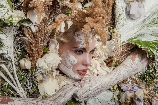 Sprookje meisje portret omgeven met natuurlijke planten en bloemen. Art afbeelding in heldere fantasie stilering. — Stockfoto