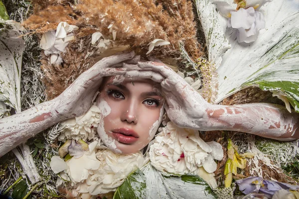 Sprookje meisje portret omgeven met natuurlijke planten en bloemen. Art afbeelding in heldere fantasie stilering. — Stockfoto