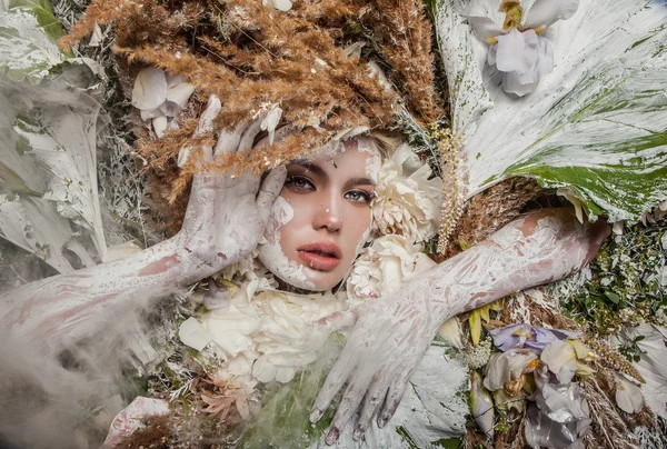 Retrato de menina conto de fadas rodeado de plantas naturais e flores. Imagem de arte em estilização fantasia brilhante . — Fotografia de Stock