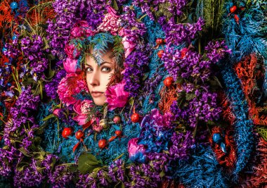 Peri masalı kız portre doğal bitki ve çiçekler ile çevrili. Parlak fantastik filmde Art Resim.