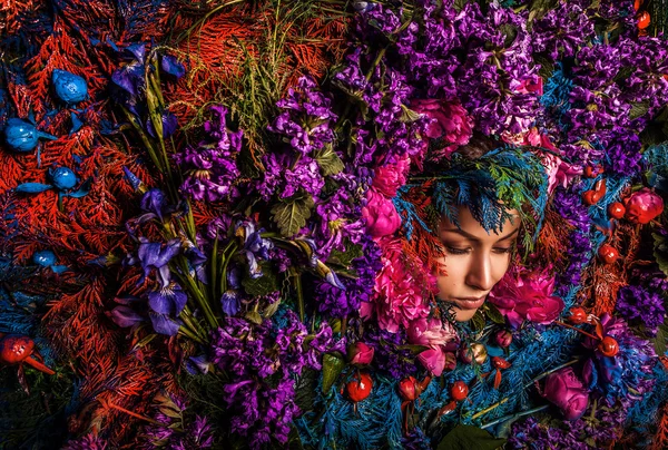 Sprookje meisje portret omgeven met natuurlijke planten en bloemen. Art afbeelding in heldere fantasie stilering. — Stockfoto