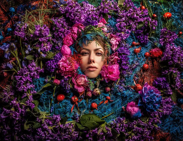Казковий портрет дівчини, оточений природними рослинами та квітами. Образ мистецтва в яскравій стилізації фентезі . — стокове фото
