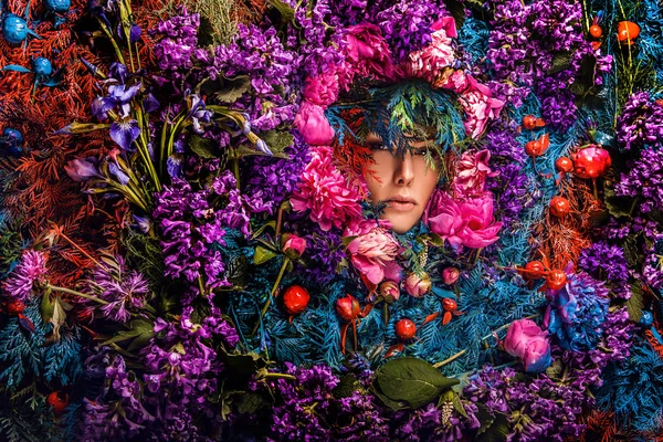 Märchenhaftes Mädchenporträt, umgeben von natürlichen Pflanzen und Blumen. Kunstbild in greller Fantasie-Stilisierung. — Stockfoto