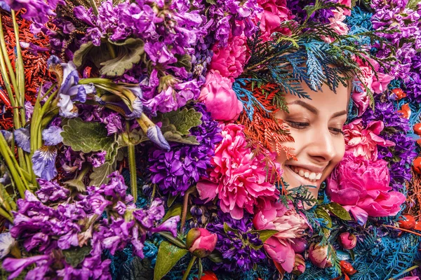 Retrato de niña de cuento de hadas rodeado de plantas y flores naturales. Imagen de arte en brillante fantasía estilización . —  Fotos de Stock