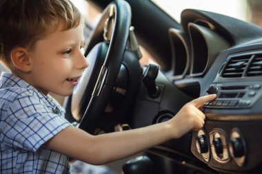 Açık spor Auto salon keşfetmek mutlu sarışın küçük çocuk portresi.