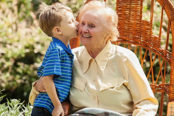 La abuela positiva y el nieto pasaron tiempo juntos en el jardín solar de verano . — Foto de Stock