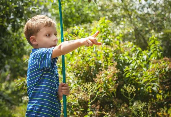 Outdoor portrait of happy little boy with net for butterflies posing in summer garden. — 스톡 사진