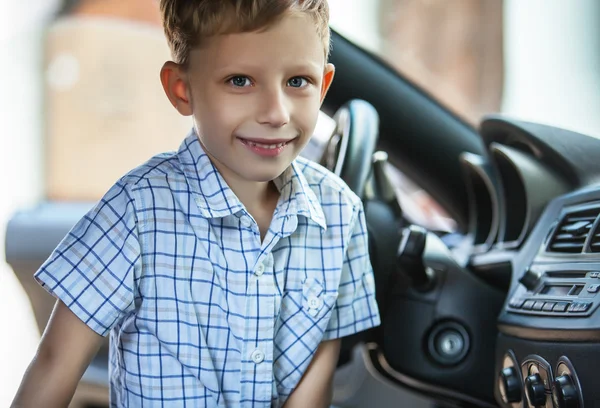 Outdoor Portret van gelukkig blond jongetje dat salon van sport auto verkennen. — Stockfoto