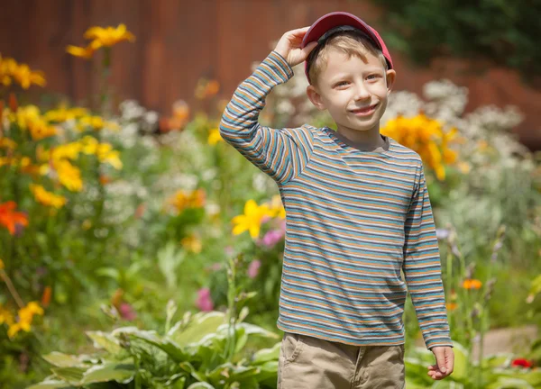 Portrait extérieur de petit garçon positif dans un jardin d'été ensoleillé . — Photo