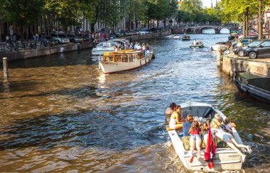 Nehir kanalı tekneler ile