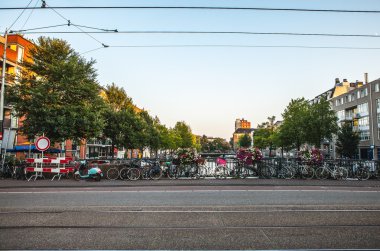 Kanal altında bisiklet ile köprü