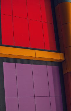 Modern binanın duvarına renk