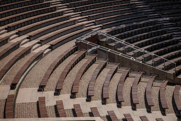 Скамейки в открытом амфитеатре — стоковое фото