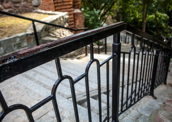 Escalera con pasamanos en el parque —  Fotos de Stock