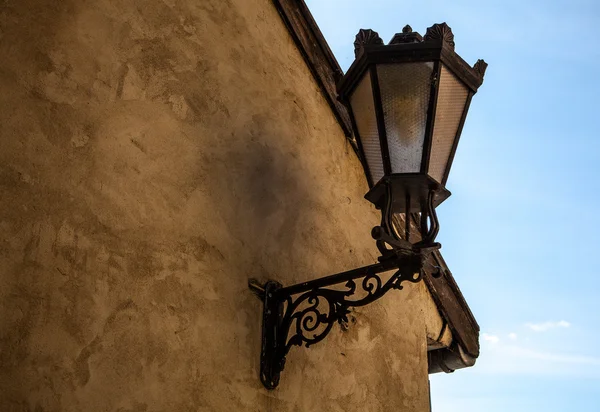 Lanterna antiga na parede — Fotografia de Stock