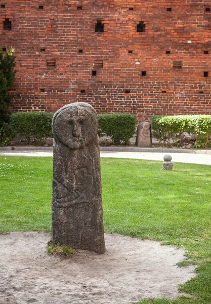 Antik skulptur av sten idol — Stockfoto