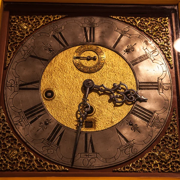 Oldtimer-Uhr an der Wand — Stockfoto