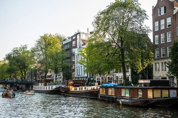 Amsterdam typische architectuur — Stockfoto