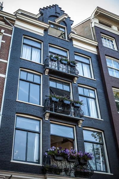 Amsterdam typische architectuur — Stockfoto