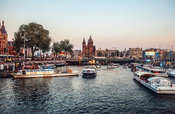 Flusskanal mit Booten — Stockfoto