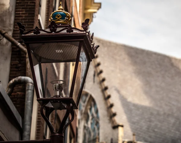 Starożytne latarnia na ulicach starego miasta — Zdjęcie stockowe