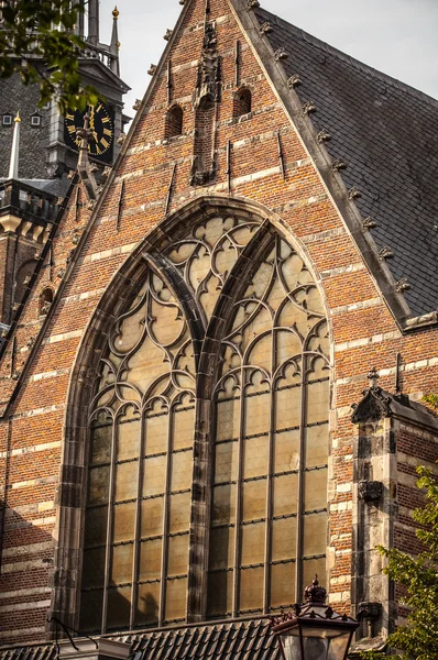 고딕 양식의 중세 교회의 창 — 스톡 사진