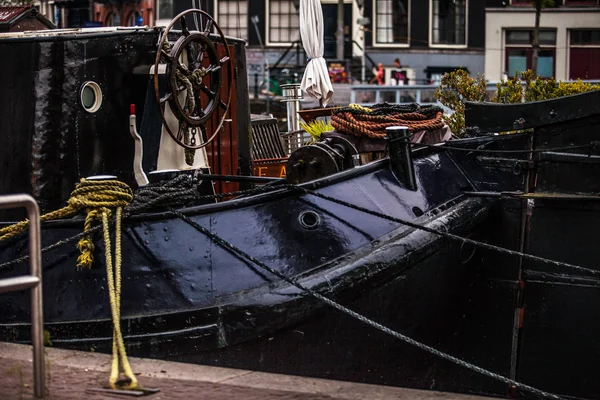 Canale del fiume con barche — Foto Stock