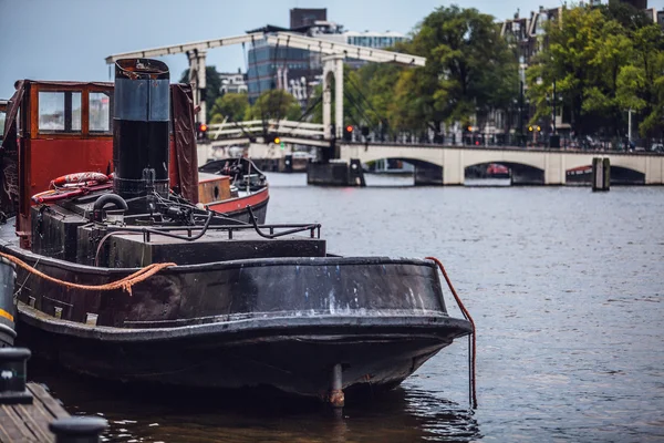 Canal fluvial avec bateaux — Photo