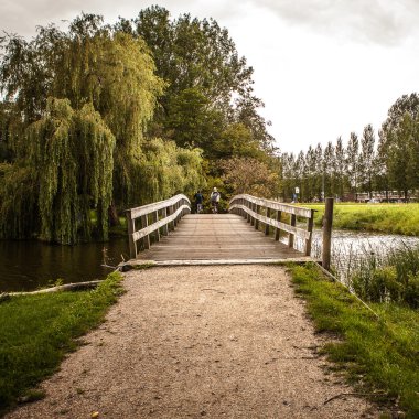 Güzel eski ahşap yaya köprüsü
