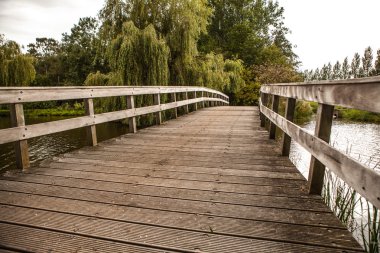 Güzel eski ahşap yaya köprüsü